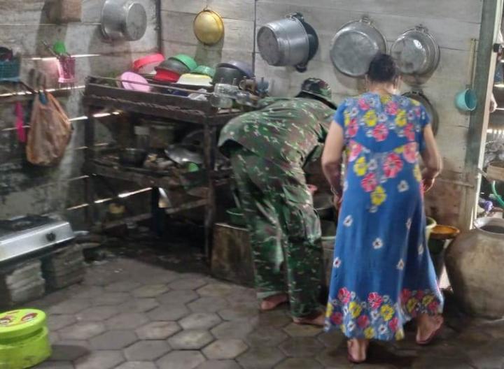 Satgas TMMD Bojonegoro Bantu Warga Buat Tempe Gembos